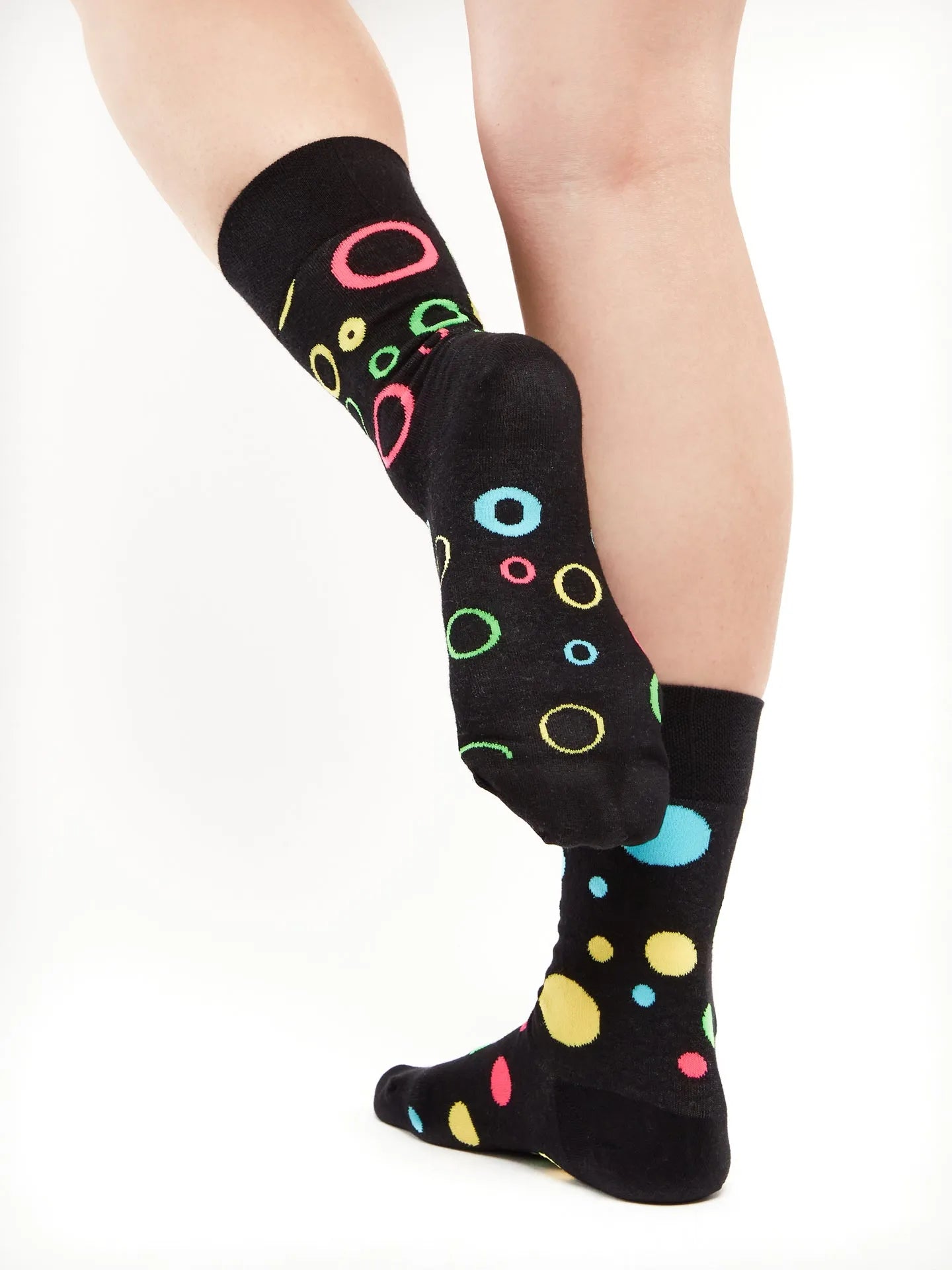 regular-socks-neon-dots-02-ac/ac7677608e86091922b42d12983090dc1f195c1e