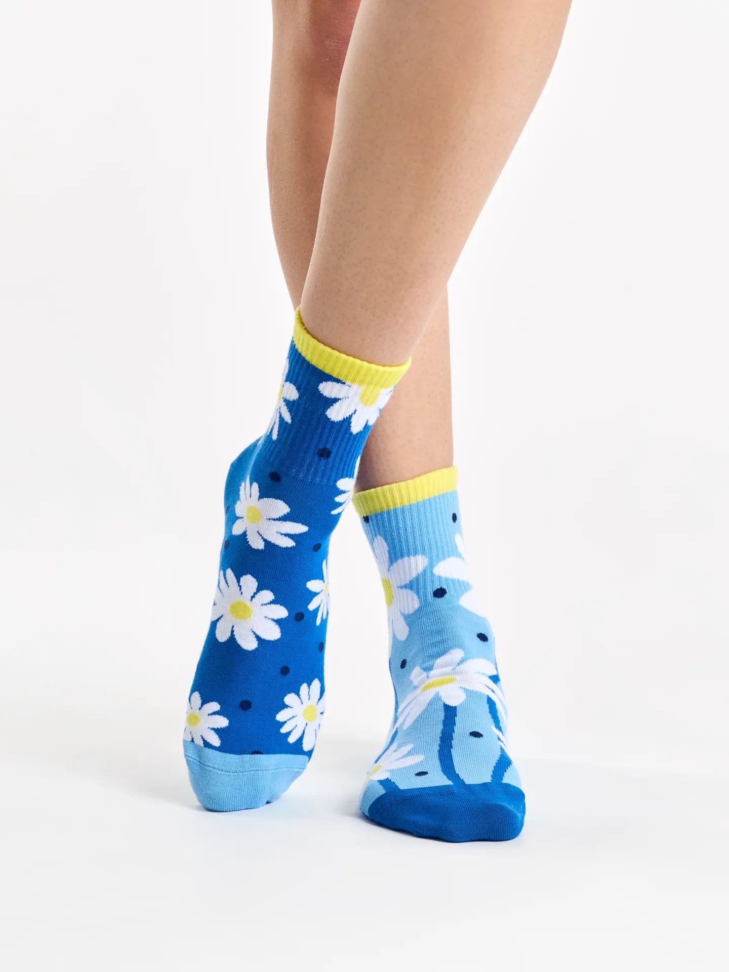 crew-socks-daisies-dots-02-59/5992e65926eb0ec353777cc2d2ea99c0fd608f8b