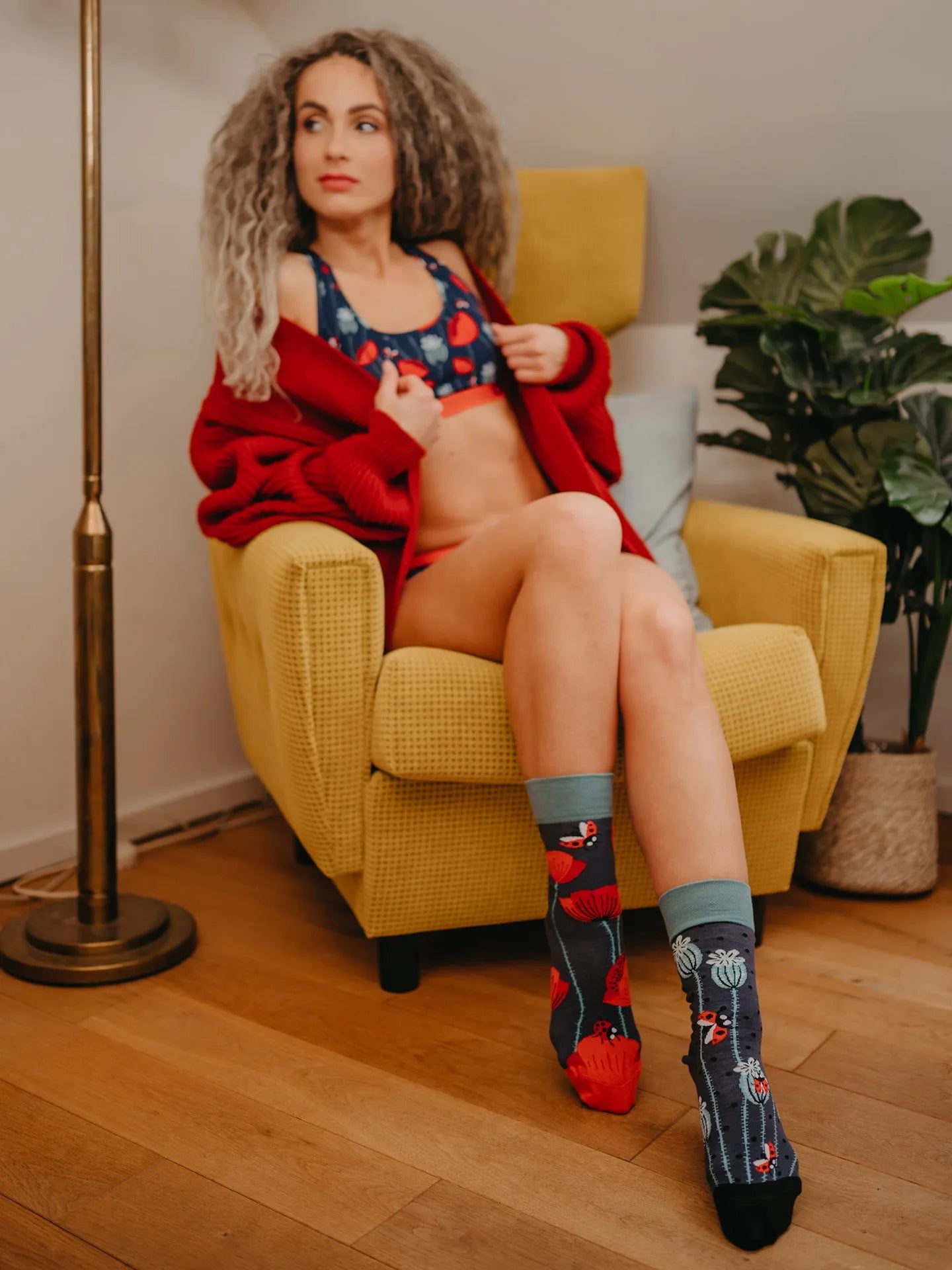 regular-socks-ladybugs-poppy-flowers-02-c4/c498ab88a9b80a93d059cfd49971f89fdca5ea57