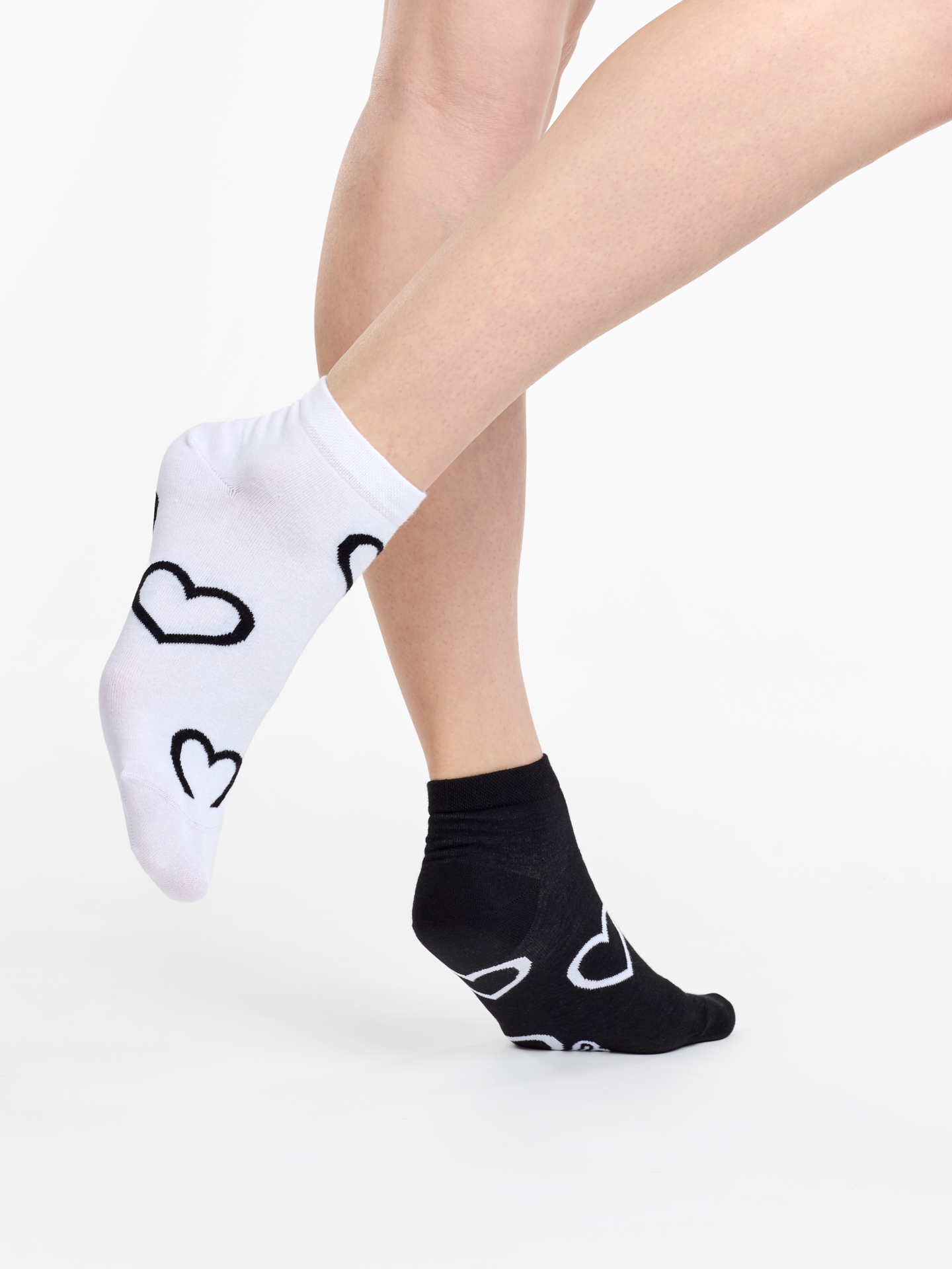 ankle-socks-black-white-hearts-02-37/379405e2f9b7eaf8dfcbdea3d5f54a19cb3a18f9