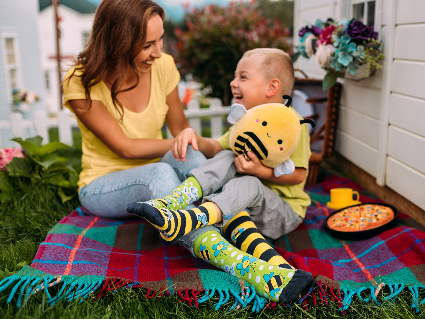 regular-socks-bee-happy-02-6c/6cf7ecac3fc963a9d5cb97e87ce322d3affd68be