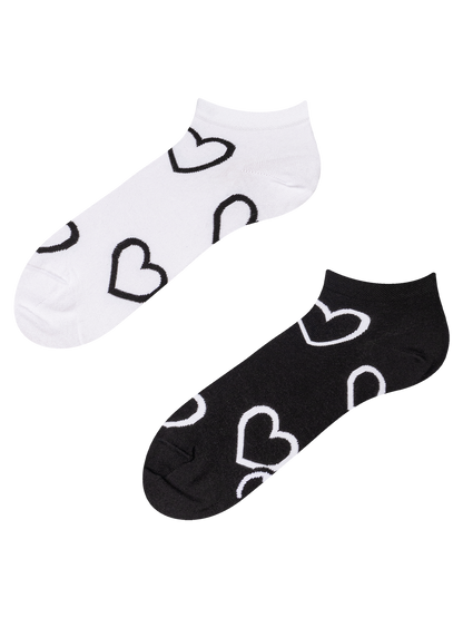 ankle-socks-black-white-hearts-02-5d/5dfa4f59e137b1c8ce4ea71b40e89bc1256bf700